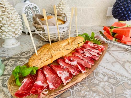 uma sanduíche com carne em cima de uma mesa em b&b I Mori em Noto Marina