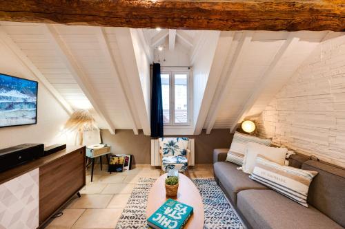 un salon avec un canapé et une table dans l'établissement Carnot on the Roof 2 - 4 personnes Lac at 400m, à Annecy