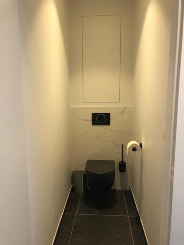 Elle comprend une petite salle de bains pourvue de toilettes. dans l'établissement bloc 79/one, à Knokke-Heist