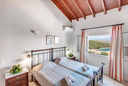 - une chambre avec un lit et une grande fenêtre dans l'établissement Agios Stefanos Bay - Villa Maria, à Ágios Stéfanos