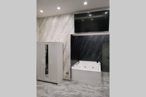 La salle de bains est pourvue d'un lavabo et d'un miroir. dans l'établissement Camera relax Fuorigrotta, à Naples