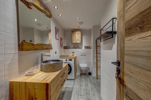 een badkamer met een wastafel en een toilet bij La Petite Galerie - Magnifique Duplex avec balcon vue montagne - Flumet in Flumet