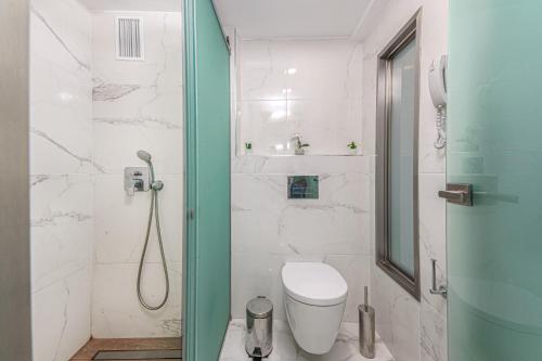 カラマキにあるRoseland Hotelのバスルーム(シャワー、トイレ付)