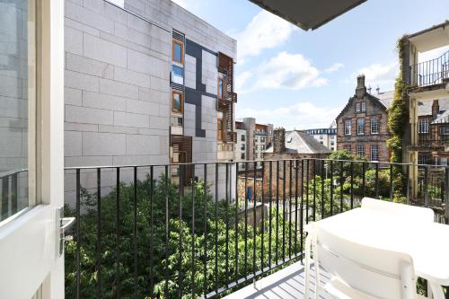 ALTIDO Contemporary Royal Mile Apartment with Balcony