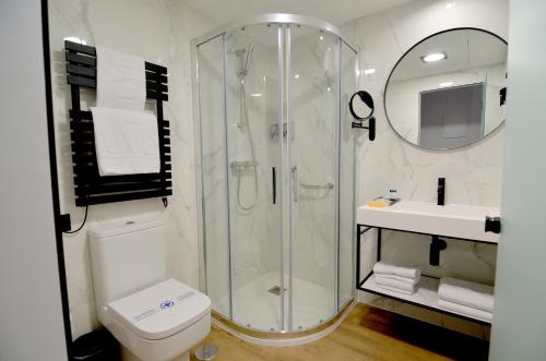 La salle de bains est pourvue d'une douche, de toilettes et d'un lavabo. dans l'établissement UVE Marcenado, à Madrid