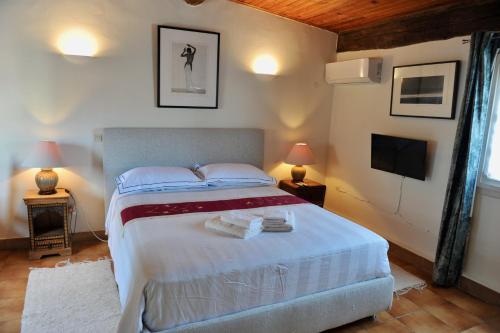 1 dormitorio con 1 cama con 2 toallas en Loft Apartment , La Terrasse Centre Ville d'Arles,, en Arles