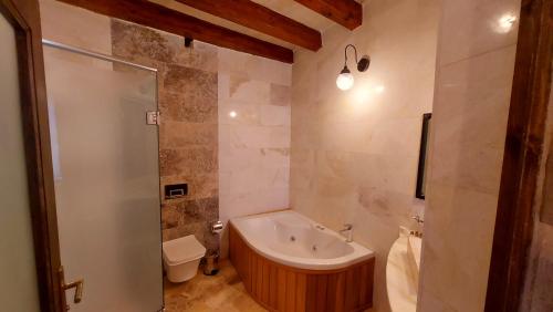 Ett badrum på Dervish Cave House & Restaurant