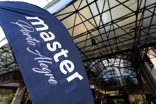a blue banner hanging from the ceiling of a building at Master Porto Alegre Hotel - Av Carlos Gomes, Próximo ao Consulado Americano in Porto Alegre