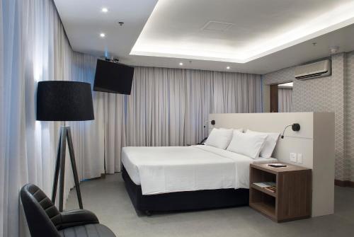 Llit o llits en una habitació de Master Porto Alegre Hotel - Av Carlos Gomes, Proximo Consulado Americano