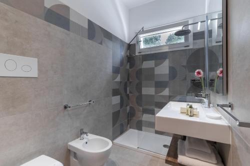 ein Bad mit einem Waschbecken, einem WC und einer Dusche in der Unterkunft B&B Foglie D’ulivo in Lizzano