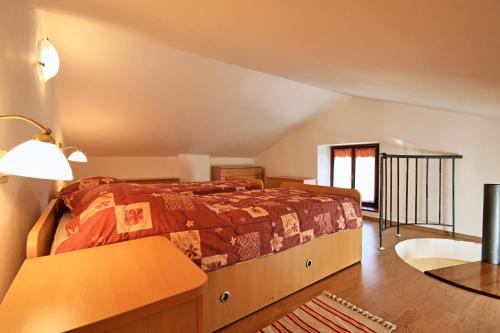 een slaapkamer met een bed en een lamp bij Apartments Bazjak in Livade