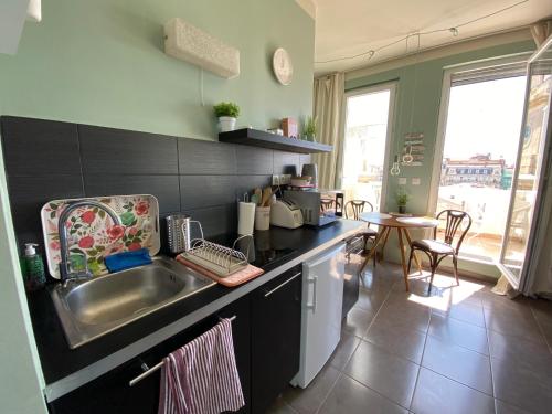 A kitchen or kitchenette at Les Terrasses, charme et authenticité en Hyper Centre de TOULON, Idéal pour un séjour romantique ou une escapade urbaine