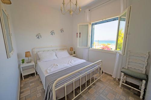 Giường trong phòng chung tại Molos Sea View House - Paros Greece