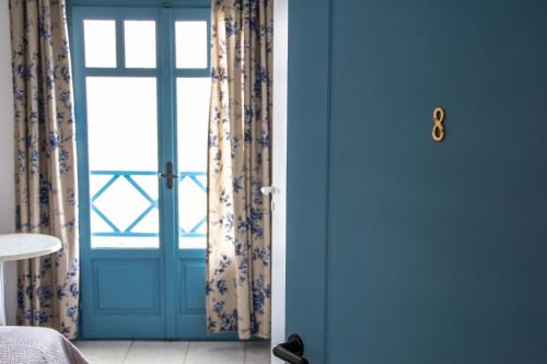 a blue room with a door with a window at Villa Irida in Psari Forada