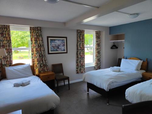 Un pat sau paturi într-o cameră la Richmond Arms Hotel