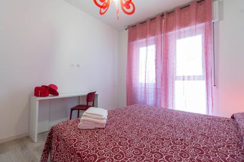 biała sypialnia z łóżkiem i oknem w obiekcie Le Casette Di Osvaldo w mieście Lecco