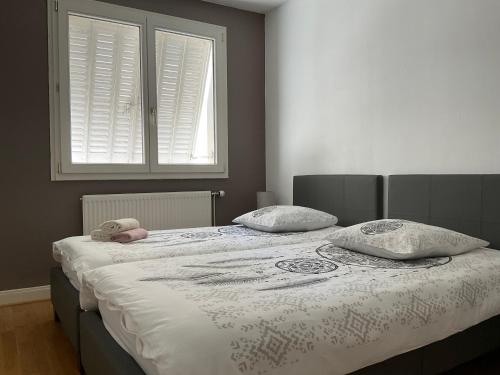 Un dormitorio con una cama con un osito de peluche. en La BELLE VUE en Saint-Claude