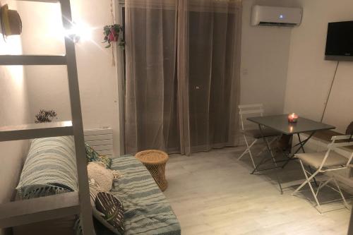 - un salon avec des lits superposés et une table dans l'établissement Apt With Swimming Pool 500m From The Beach, à Saint-Raphaël