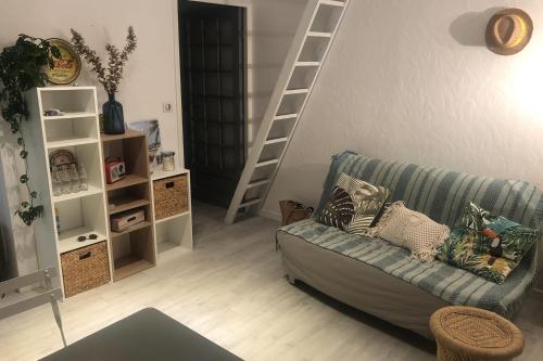 un salon avec un canapé et une étagère dans l'établissement Apt With Swimming Pool 500m From The Beach, à Saint-Raphaël