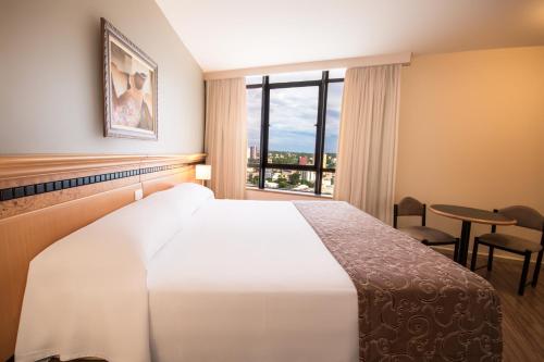Cama ou camas em um quarto em Hotel Golden Park Internacional Foz & Convenções By Nacional Inn