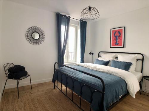een slaapkamer met een bed en een raam bij Superbe appartement rénové et tout confort à Brest in Brest