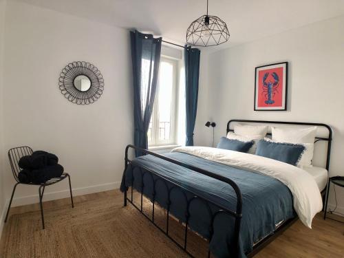 une chambre avec un lit et une fenêtre dans l'établissement Superbe appartement rénové et tout confort à Brest, à Brest