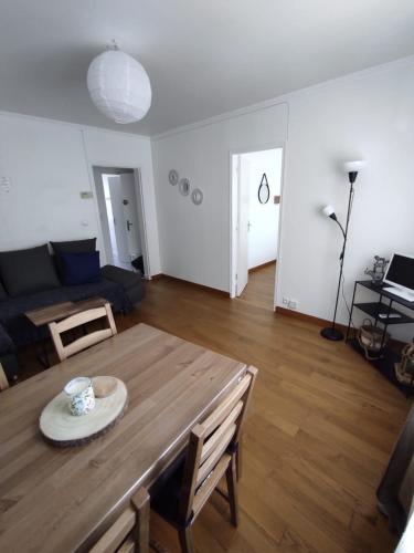 un salon avec une table et un canapé dans l'établissement Appartement charmant à Vernon tout près de Giverny, à Vernon