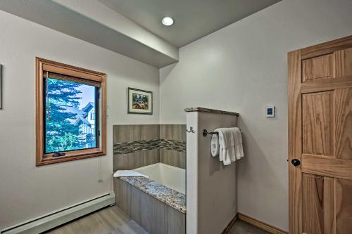Ένα μπάνιο στο Mountain Home with Decks, Walk to Gondola