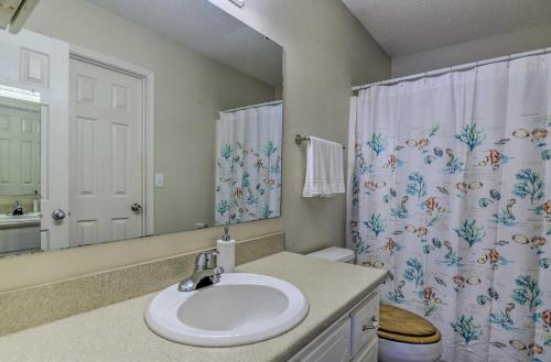un bagno con lavandino e tenda da doccia di Home 10 Mi to Downtown Pensacola Pets Welcome! a Pensacola