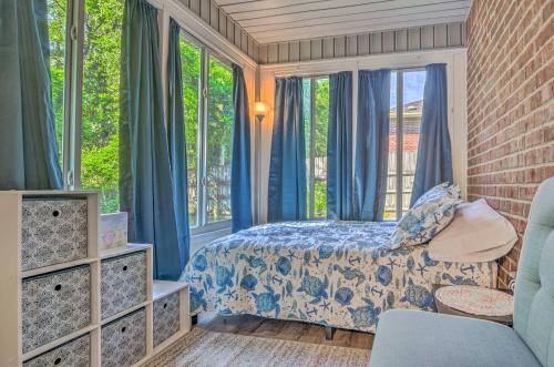 En eller flere senge i et værelse på Cozy Pensacola Home with Yard 10 Mi to Dtwn!
