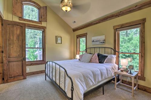 En eller flere senge i et værelse på Family Retreat with Provo River and Mountain Views!