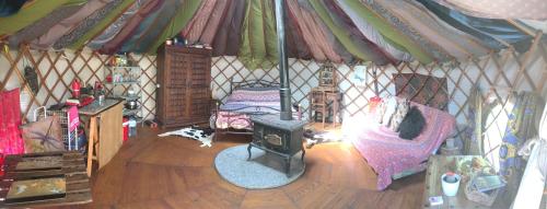 Photo de la galerie de l'établissement Star Gazing Luxury Yurt with RIVER VIEWS, off grid eco living, à Vale do Barco