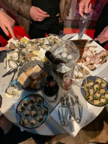 una mesa con muchos platos de comida. en CHAMBRE BALCON, en Pons