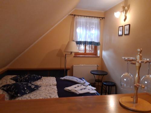 Una cama o camas en una habitación de Rudolf's Fogadó