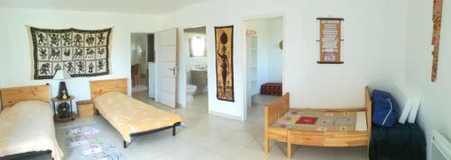 un salon avec un lit et un canapé dans l'établissement Entre Brousse Et Garrigue, à Viols-le-Fort