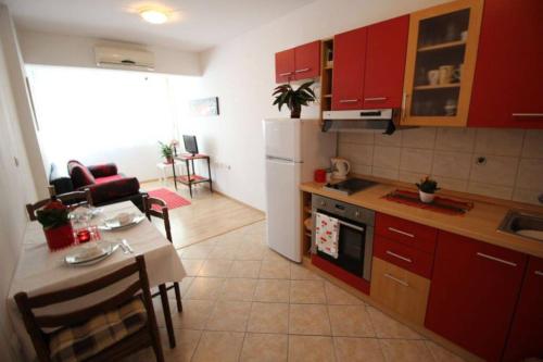 Old city/beach 13 minutes away, parking, for 4