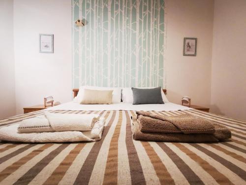 Un dormitorio con una cama grande con dos almohadas encima. en Appartamento "C'era una volta" - Ancona, en Ancona