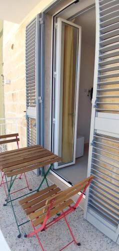a wooden bench sitting on top of a balcony at Bed and Breakfast il Pesciolino in Trani