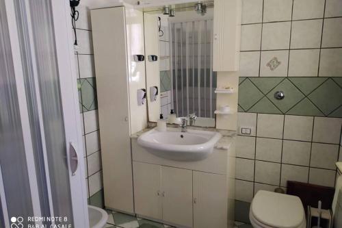 La salle de bains est pourvue d'un lavabo et de toilettes. dans l'établissement B&B Casa Vacanze Al Casale, à Sasso di Castalda
