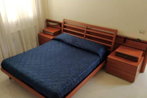 um quarto com uma cama e duas mesas de cabeceira em B&B Casa Vacanze Al Casale em Sasso di Castalda