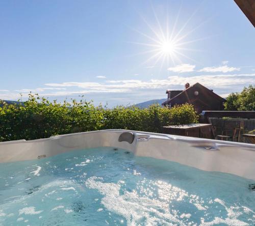 una bañera de hidromasaje con el sol al fondo en Åre Travel - Tottbacken en Åre