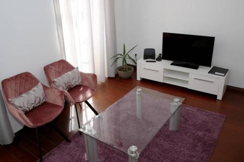 TV a/nebo společenská místnost v ubytování Alegria House