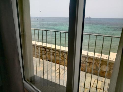Vista generica sul mare o vista sul mare dall'interno dell'appartamento