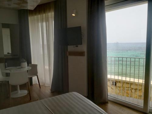 Vista generica sul mare o vista sul mare dall'interno dell'appartamento