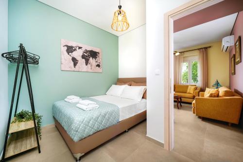 una camera con letto e un soggiorno di Villa Pines a Limenaria