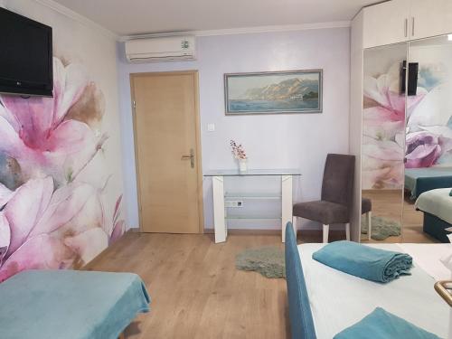 Televízia a/alebo spoločenská miestnosť v ubytovaní Villa Bose- Apartmani Luka Šodan