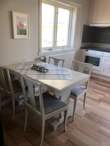 a kitchen with a table and chairs in a kitchen at Villa Syren in Söderköping