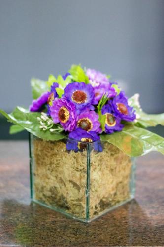 a vase filled with purple flowers sitting on a table at Central Park Hotel São Carlos - Fácil Acesso USP e Industrial in São Carlos