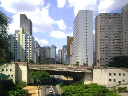 uma ponte sobre uma estrada numa cidade com edifícios em Apartamento 101 Centro Consolaçao em São Paulo