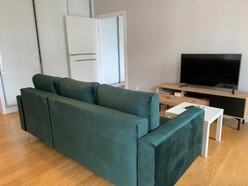 Televízia a/alebo spoločenská miestnosť v ubytovaní Apartamenty Centrum nad Motławą z widokiem na patio z balkonem